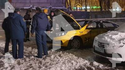 Человек погиб в результате возгорания такси в Москве