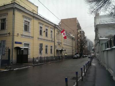 Канада временно отзывает второстепенный персонал из посольства в Украине