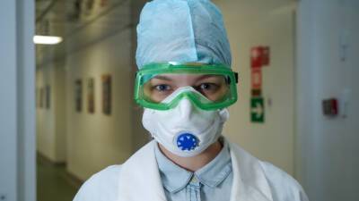Вирусолог: Человек с «омикроном» заразен уже через несколько часов