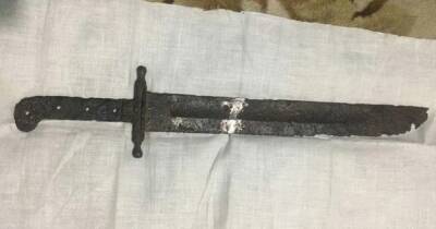 Житель Прикарпатья продает на OLX мистический меч, от которого все болеют, за 30 тыс. грн (фото)