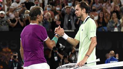 «Ты вообще устал? Это безумие»: Медведев хвалил Надаля после финала AO, Федерер и Джокович восхищались им