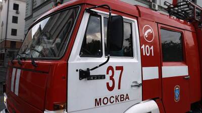 На юго-востоке Москвы произошел пожар в автотехцентре и паркинге