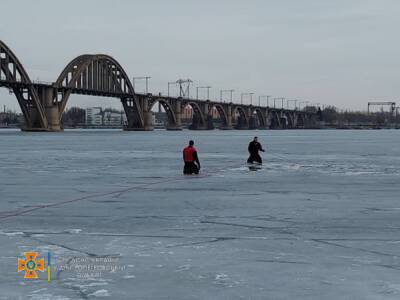 В Днепре двое подростков провалились под лед, один из них утонул
