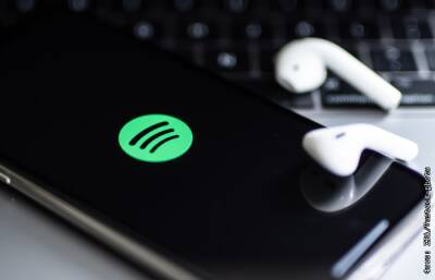 Сервис Spotify начнет отмечать подкасты с обсуждением COVID-19