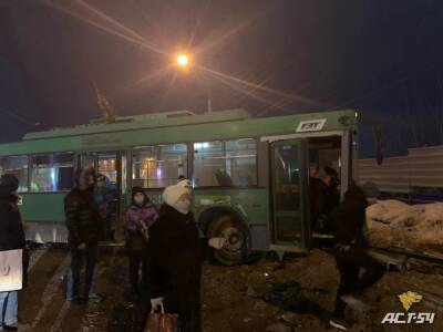 В Новосибирске троллейбус вылетел с дороги при обгоне автобуса