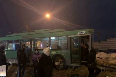 Троллейбус с пассажирами вылетел с дороги в Новосибирске