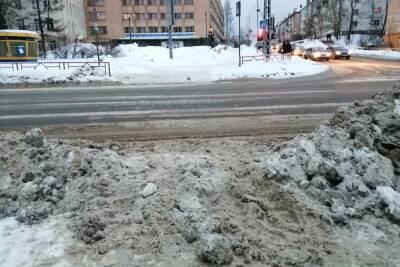 Жители Петрозаводска пожаловались на непроходимый сугроб у пешеходного перехода