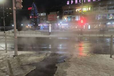В Омске у «Кристалла» в городке Нефтяников горячая вода залила дорогу