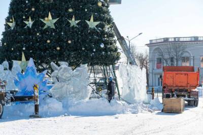 В Южно-Сахалинске убирают новогодние ели
