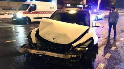 Электромобиль "Тесла" не пропустил легковушку на перекрестке в Минске, пострадала пассажирка