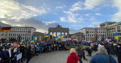 В Берлине прошла акция протеста против войны в Украине: Призывают Германию повлиять на РФ (ФОТО)