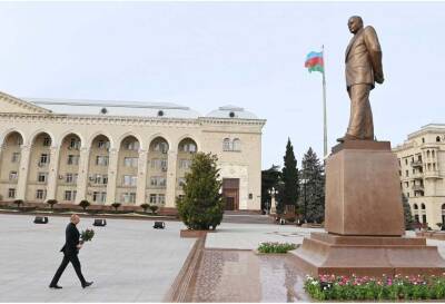 Президент Ильхам Алиев посетил памятник общенациональному лидеру Гейдару Алиеву в Гяндже