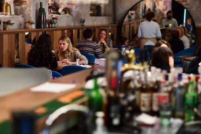 Посещаемость кафе и ресторанов в Москве упала на 50%