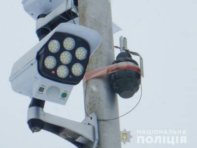В Одесской области мужчина развесил на столбах "гранаты"