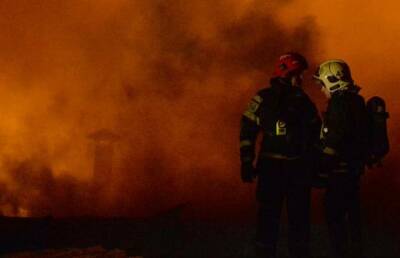 На складе предприятия «Псков-Полимер» вспыхнул крупный пожар