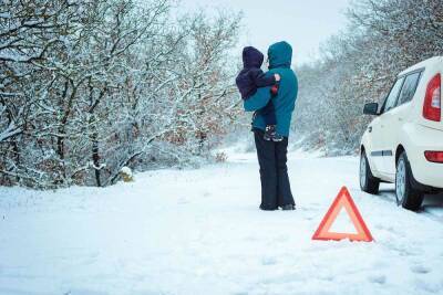 На снежной трассе в Тверской области несколько водителей бросились на помощь попавшему в беду мужчине