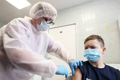 В Москве началась бесплатная вакцинация подростков от COVID-19