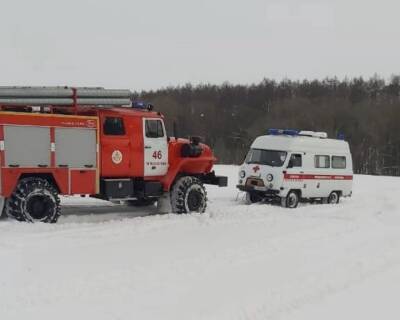 В Белгородской области пожарная машина вытащила автомобиль скорой помощи из снежного плена