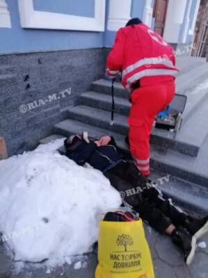 В Мелитополе чуть не замерз насмерть мужчина под храмом у прохожих на глазах (фото)