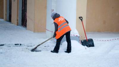 В выходные в Рязани продолжили чистить снег на дорогах