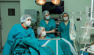 Тюменские гинекологи избавили 51-летнюю пациентку от большого новообразования яичника