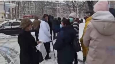 Петербуржцы ждут приема врача в поликлинике в очередях на улице