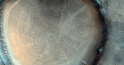 На Марсе обнаружили гигантский "пень" диаметром 8 км (фото)