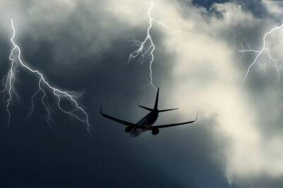 В самолет в сочинском аэропорту ударила молния