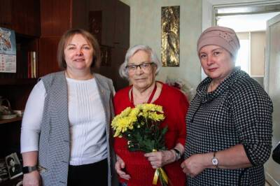 Жительница Корсакова Екатерина Галыгина отметила 90-летний юбилей