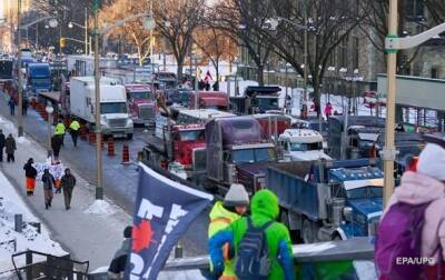 В Канаде дальнобойщики протестовали против COVID-ограничений