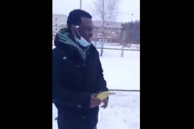 В московском университете темнокожим студентам подарили бананы. Вуз и СК начали проверки
