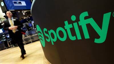 Джон Роган - Spotify меняет правила публикации контента - ru.euronews.com - Россия - Украина - КНДР - Португалия - Брюссель - Ирландия