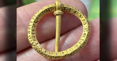 В Британии нашли 800-летнюю брошь с заклятием, отгоняющим болезни (фото)