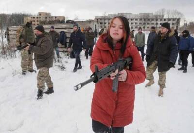 Украина учит детей убивать — киевские инструкторы готовят подростков к «войне»
