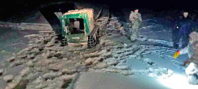 Четверо рыбаков на севере Карелии чуть не погибли, пытаясь вытащить мотовездеход из снежной каши