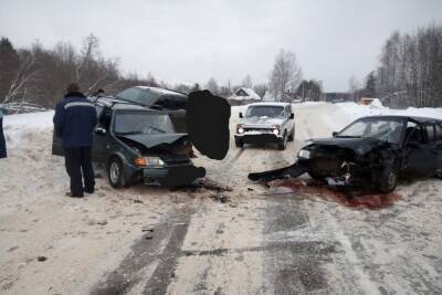 Три машины серьёзно столкнулись у заправки в Тверской области