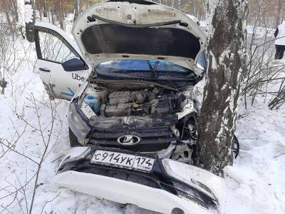 В Челябинске пьяный водитель на автомобиле Uber въехал в дерево, пассажир погиб