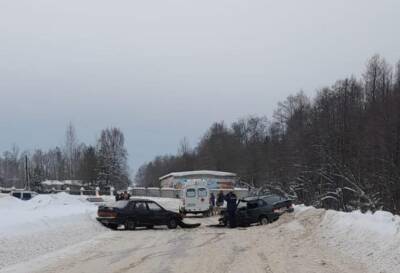 В ДТП с двумя легковушками в Тверской области пострадали два человека