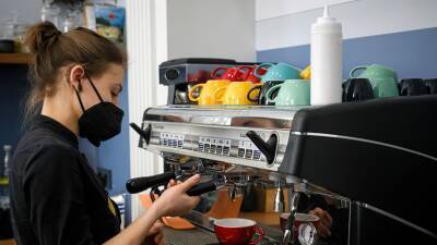 В Петербурге детям и подросткам временно запретили посещать кафе и магазины