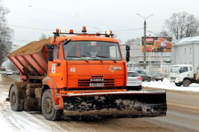 Коммунальщики продолжают чистить дороги и тротуары в Твери
