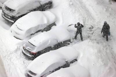 Десять регионов России предупредили о возможных ЧП из-за снега