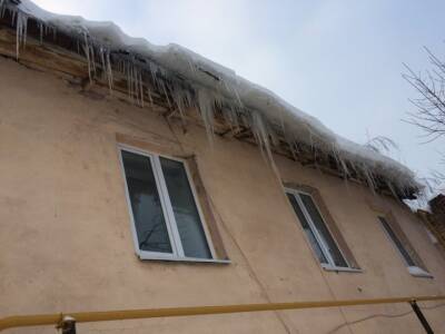 В Уфе начали проверку из-за падения снега с крыши дома