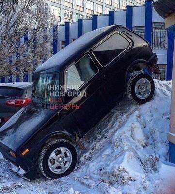 Соцсети: нижегородцы превратили снежные завалы в парковочные места
