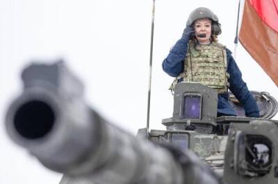 Глава МИД Британии Лиз Трасс, забравшись на танк, пугала Россию