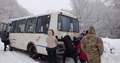 На Закарпатье женщины вытолкали автобус из снега (видео)