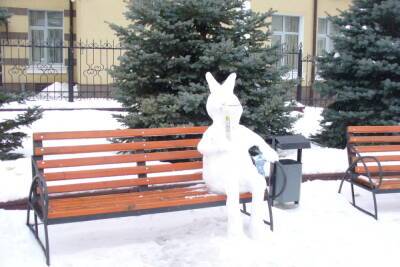 Ушастого снеговика с газетой заметили в центре Белгорода