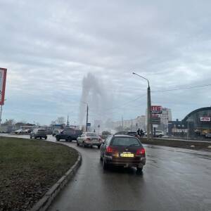 Фонтан высотой в 10 метров: возле Дубовки в Запорожье прорвало трубу. Фото. Видео