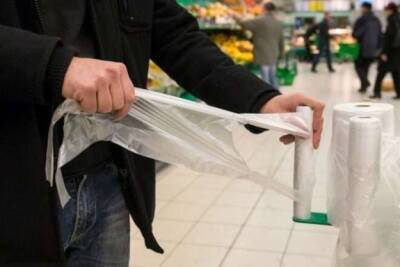 В Украине с 1 февраля подорожают пластиковые пакеты. Сколько придется платить