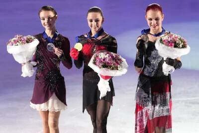Акатьева показала снимок с Валиевой, Трусовой и Щербаковой перед вылетом в Китай. ФОТО
