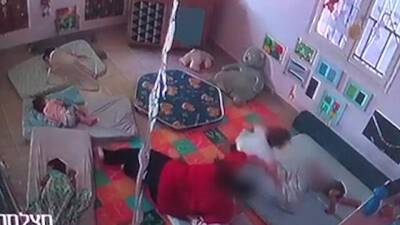 Давили ногами и душили малышей: две помощницы в детсаду в Герцлии отданы под суд